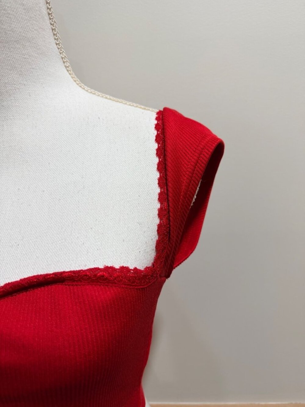 Red Ribbed Knit Crop Top With Lace Trim Sleeveless Sweetheart Neckline Size M - Picture 2 of 7